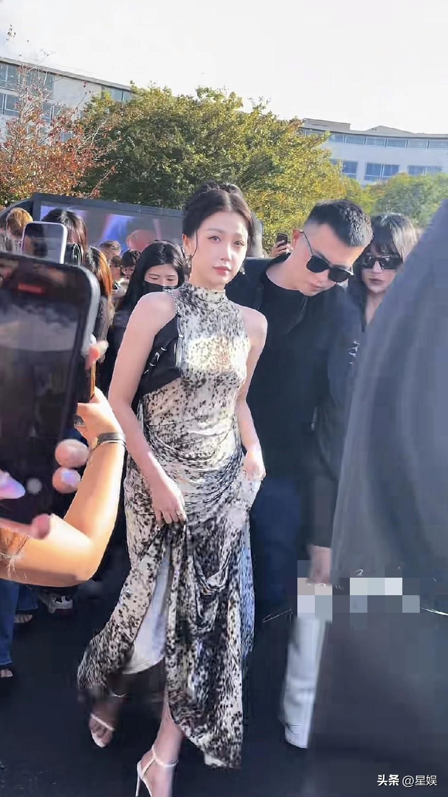 虞书欣户外被包围拍照。