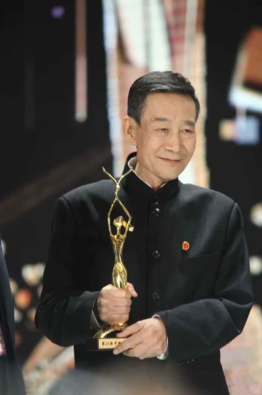 李雪健已经完全听不见了 老戏骨为表演奉献了一辈子，李雪健老师好好保重身体呀 