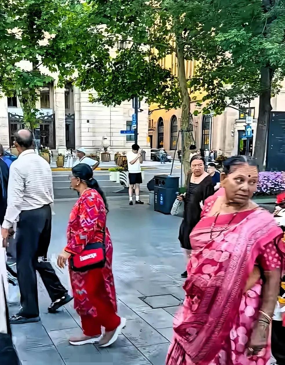 刷到个挺气人的事儿！
印度网红来咱们这儿旅游，吃碗面居然想装钱包丢了蹭免单，还好
