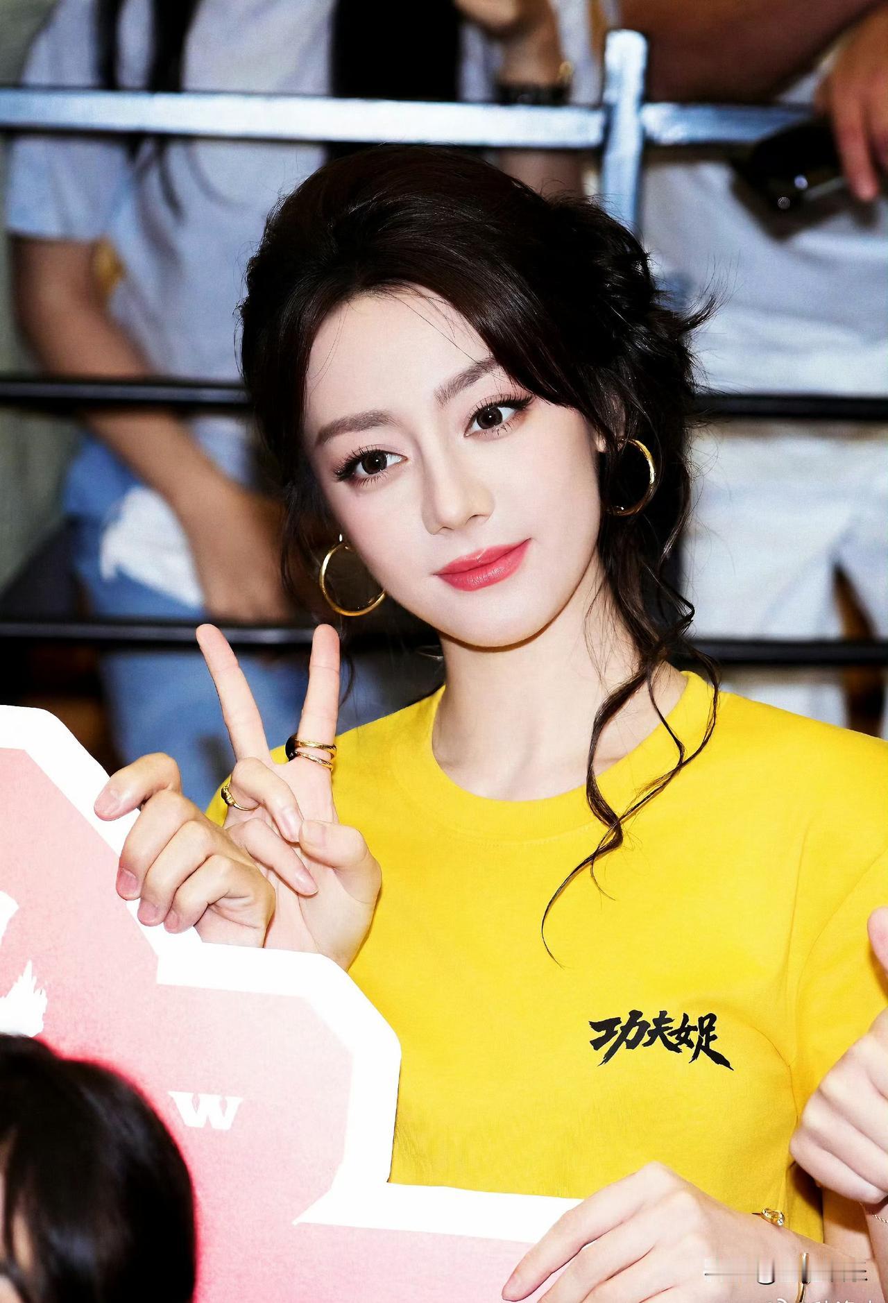 《功夫女足》广州路演现场甜度爆棚！面对台下热情粉丝，迪丽热巴特意切换母语温柔告白