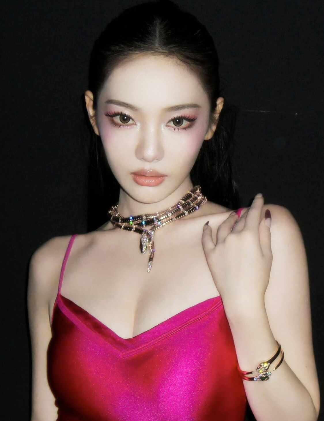 脖子上是什么呀 好闪~(¯▽¯~)~
aespa