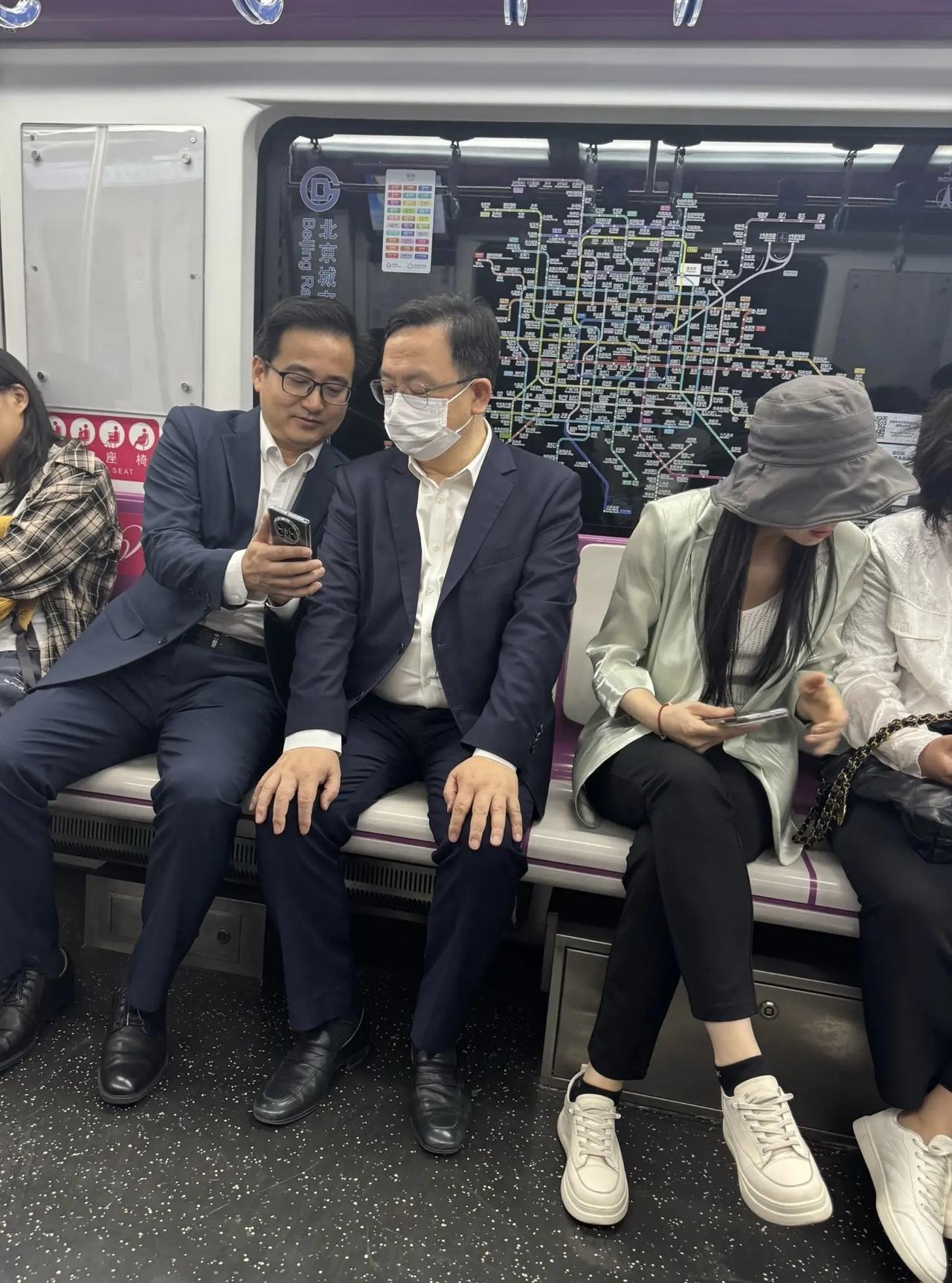 比亚迪CEO被发现在北京车展期间乘坐地铁。 

王传福和其他人一样乘坐15号线。