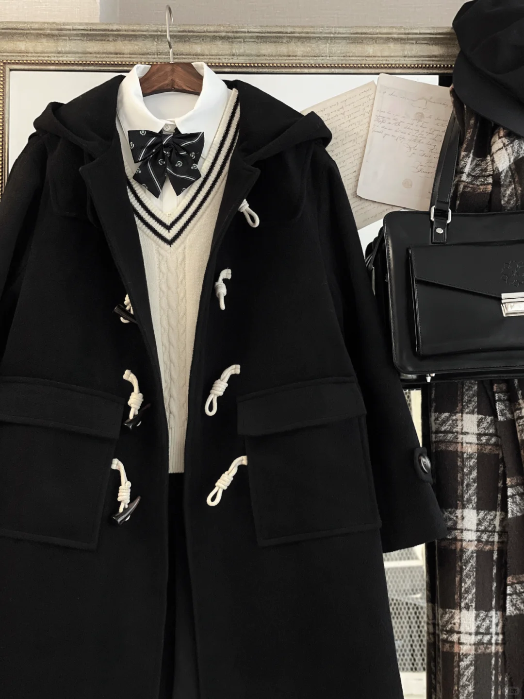 漫画女高🧣牛角扣大衣叠穿制服不要泰爱！