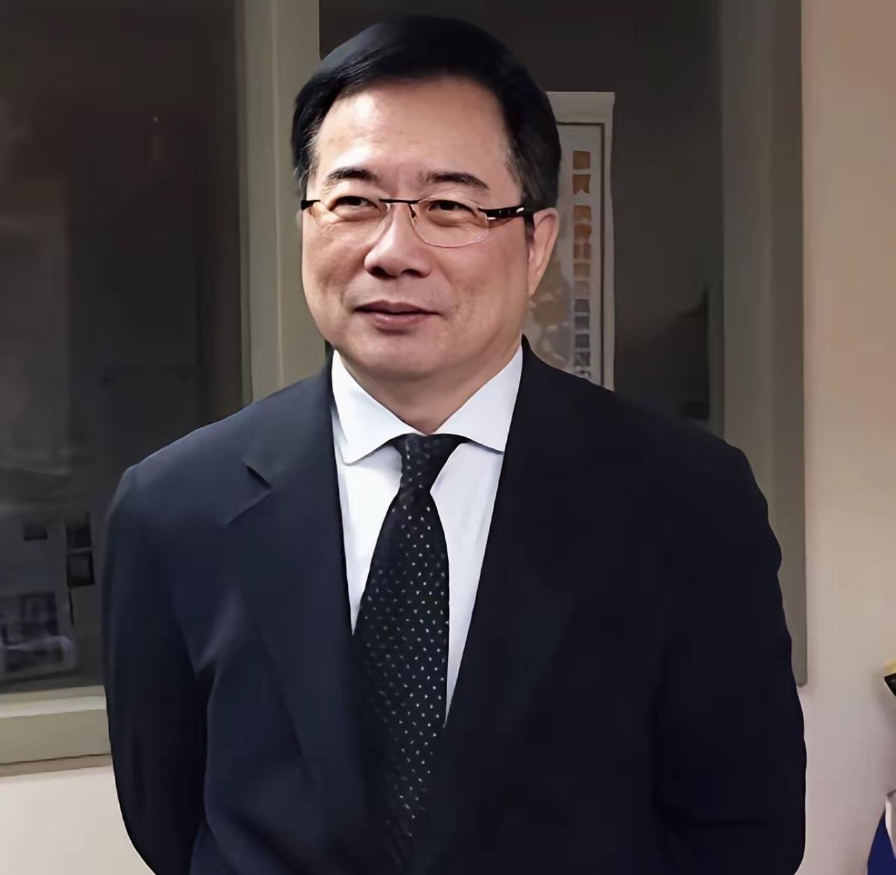 大家发现没有：现在蔡正元博士的日常就是吃饭，睡觉，骂郑丽文！当然这也是他的流量密