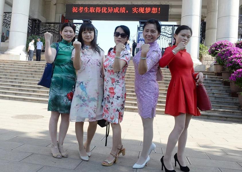 高考开始了。
不出意外，又一轮旗袍秀，属于送考妈妈们的。孩子们穿没穿紫裤衩？妈妈
