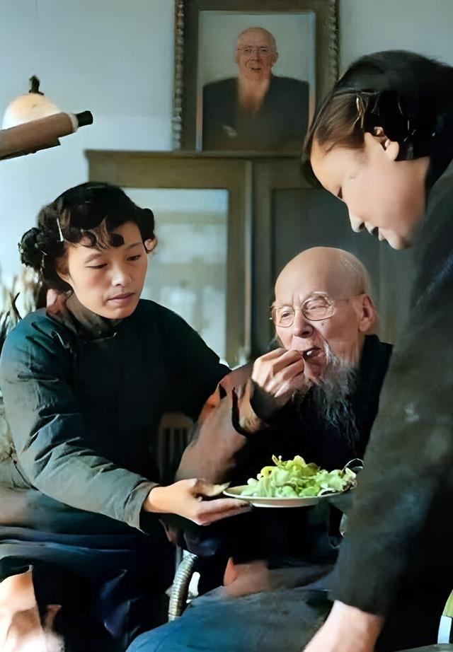 1955年，北京，91岁的齐白石在家人的周到服务下享受美食。齐白石一生吃过各地方