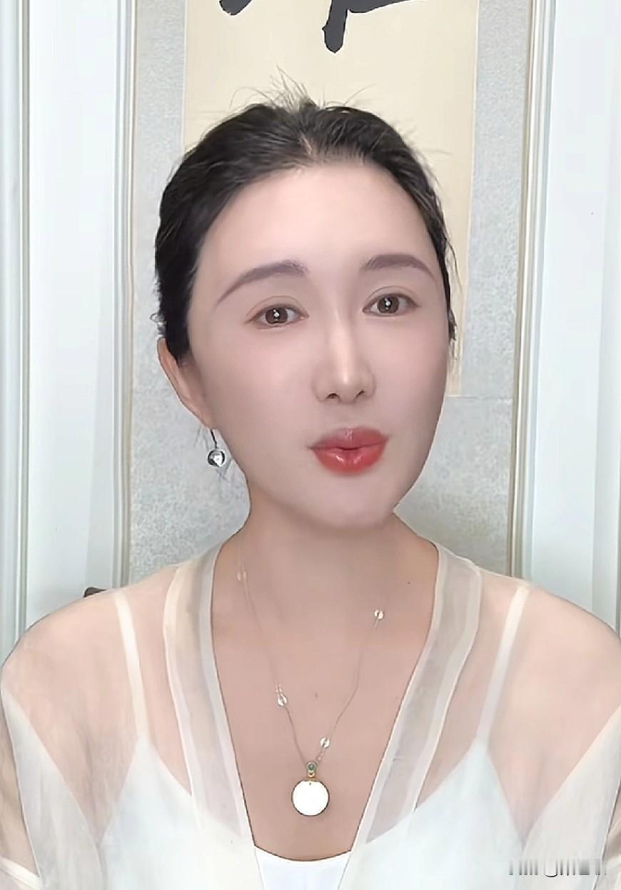 都在骂她
就是因为她爱炫耀
爱秀
爱晒

炫耀她老公有钱
炫耀女儿一岁就有一个亿