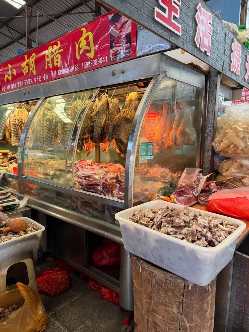 逛逛菜市，好想带火腿和腊排骨回去啊 丽江·丽江金甲综合批发市场