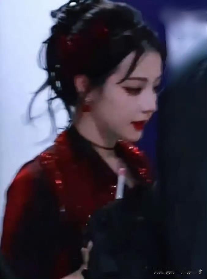 我不允许没有人没看到热巴的这身“摇曳生姿的红玫瑰”造型，太美了！此女只应天上有，