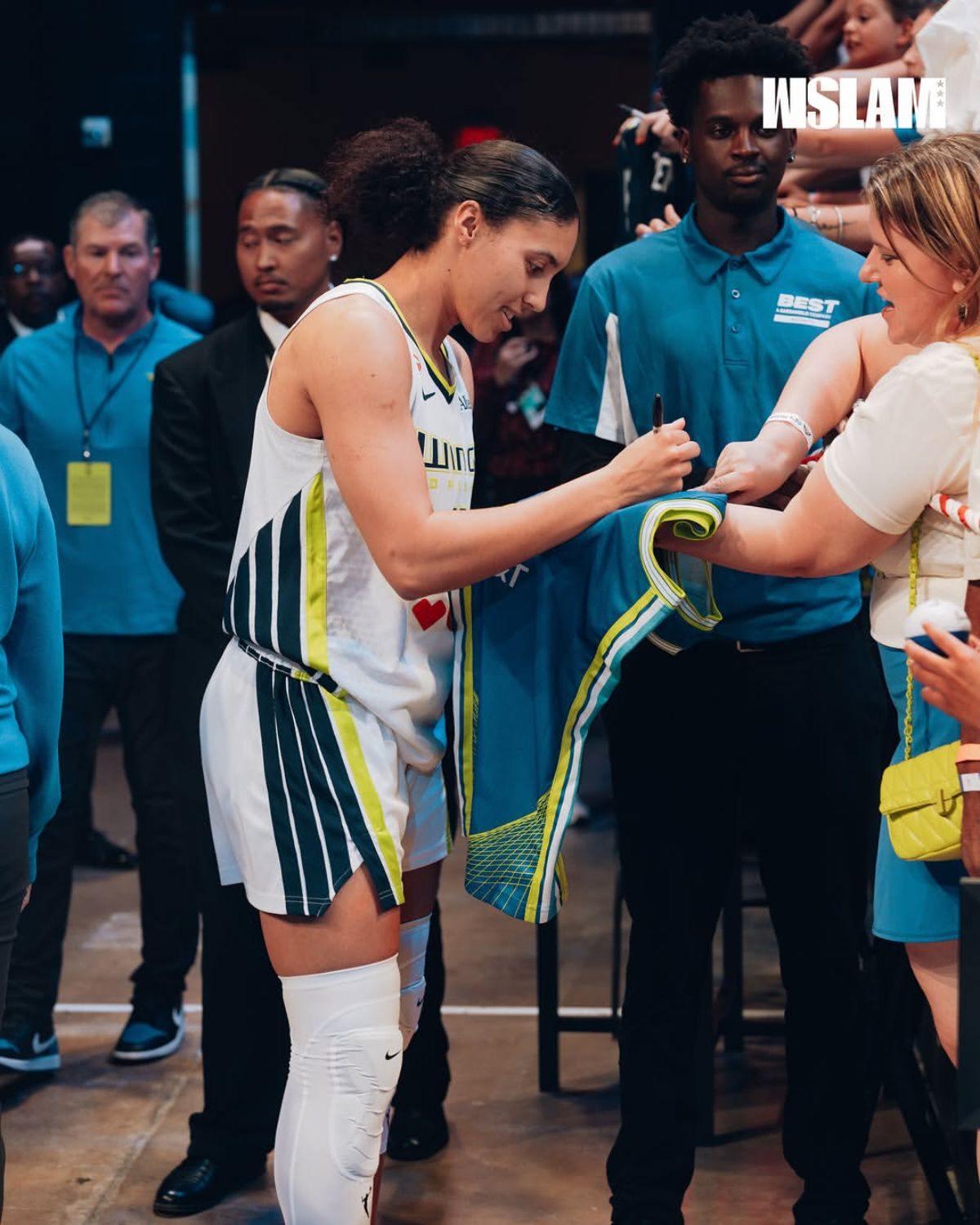 AzziFudd👸peoplesprincessigDallas Wings 