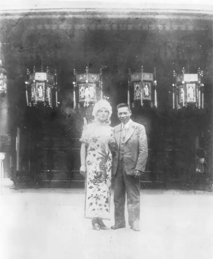 1937年，蒋经国和蒋方良婚礼仪式上的一张合影，镜头中的蒋方良穿着绣着凤凰等吉祥