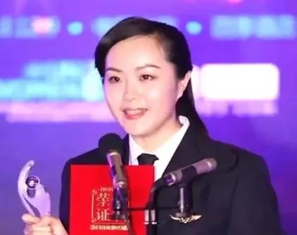 2009年，中国一架国际航班降落在曼谷机场，女机长打开舱门，忽然听到几声“滴答”