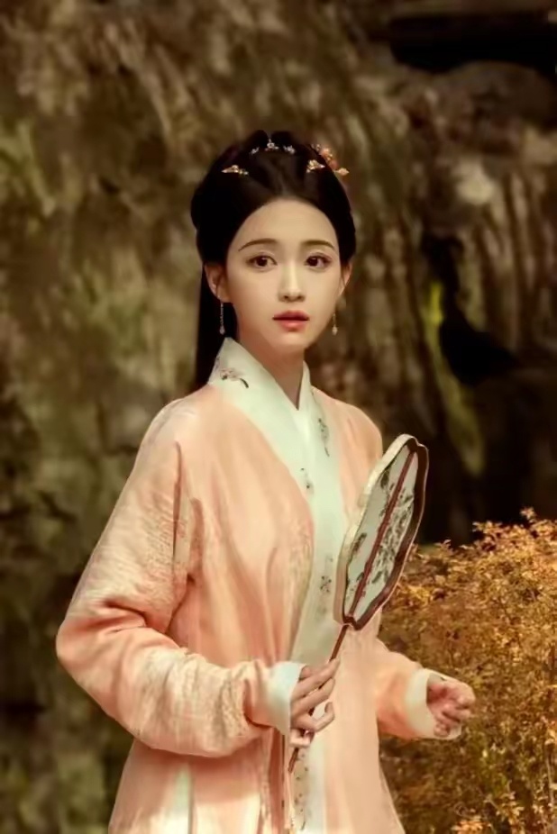 九重紫配角个个都有自己的故事。窦明这一世把所有福气都给了窦昭，一想到她被自己最爱