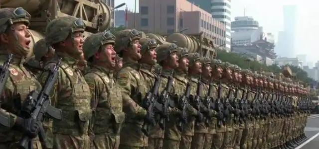 中美两个大国，几乎在同一个节骨眼上，同时把士兵手里的枪换了。中国掏出的是QBZ1