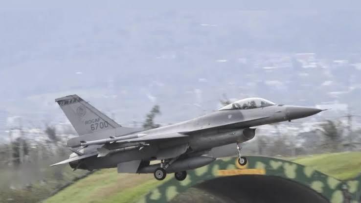 【台军F16战斗机又坠毁了】综合台媒报道，台空军花莲基地1架 F-16AM单座战