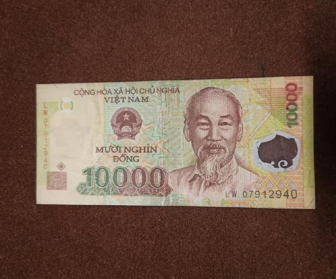 
今天帮人搬家，忙活大半天，结账拿了480块钱。挪开电视柜清扫时，在角落里翻出