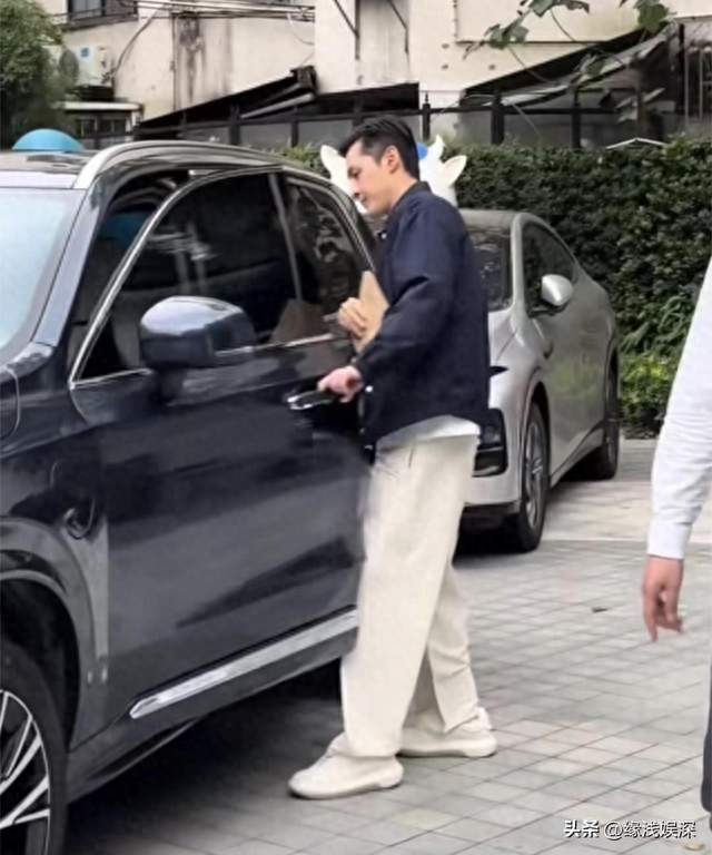 胡歌出行被拍！不开豪车偏爱老款油车