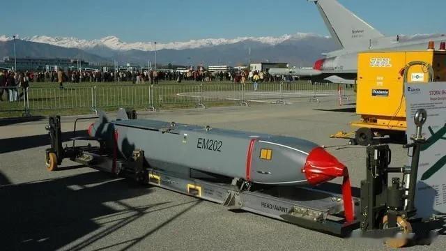 5架荷兰F16交付乌克兰空军用于训练 | 五架荷兰 F-16 正在前往罗马尼亚的