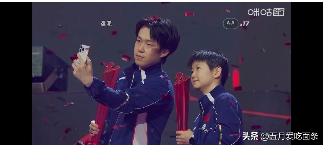 WTT你是懂球迷的[祝福][祝福][祝福]，红色奖杯，红色礼花，金色烟火。
两人