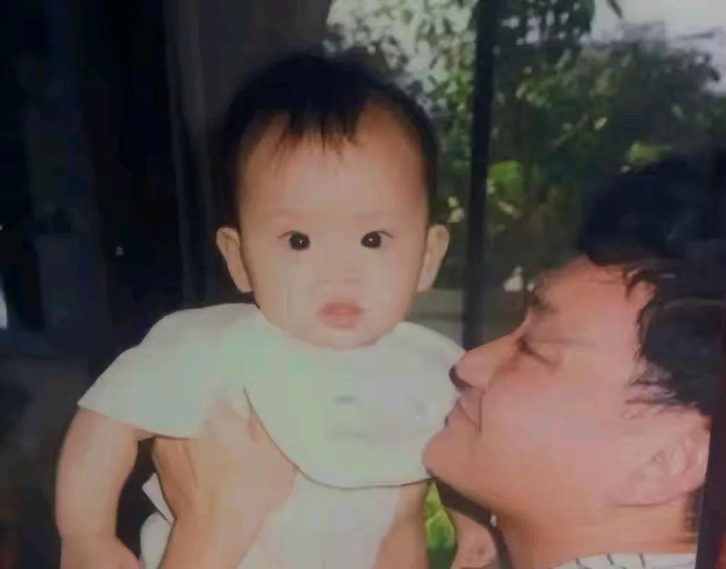 他信一定没有重男轻女的观念，因为他本身就有个很优秀的妹妹英拉，他也知道女子未必不