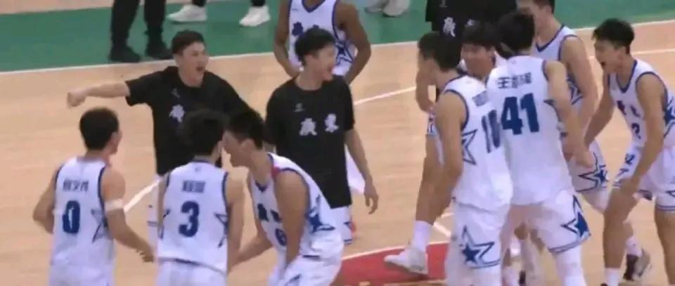 11月27日，第一局全国青少年三大球运动会男篮金牌战，广东87-75击败山东获得