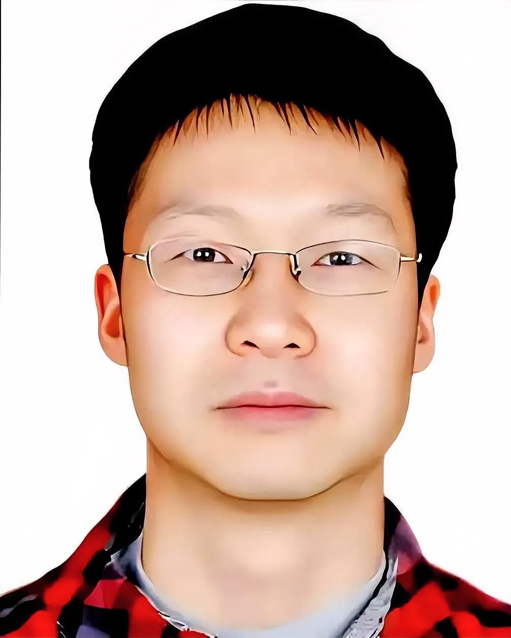 五十多岁的北大教授胡泳，在长达三年的时间里，被八十五岁重度失智的母亲拽入了尿布与