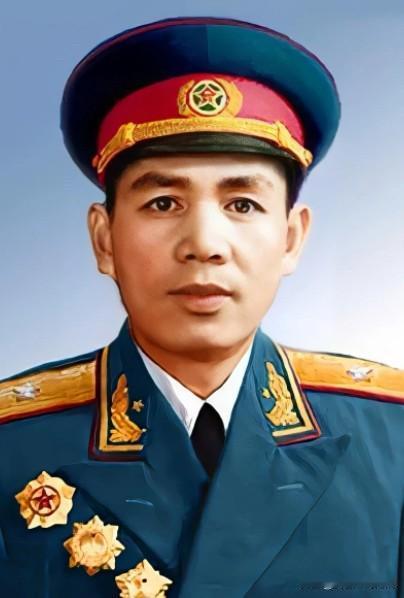 他42岁授衔开国少将。40岁任首任54军军长，率部入朝参战，指挥金城战役重创美军