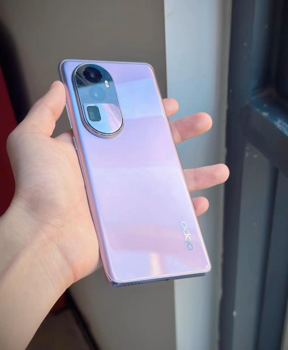 确实得说，国产手机太卷了，不到4K的预算就能买到有潜望长焦镜头的手机，这放在去年