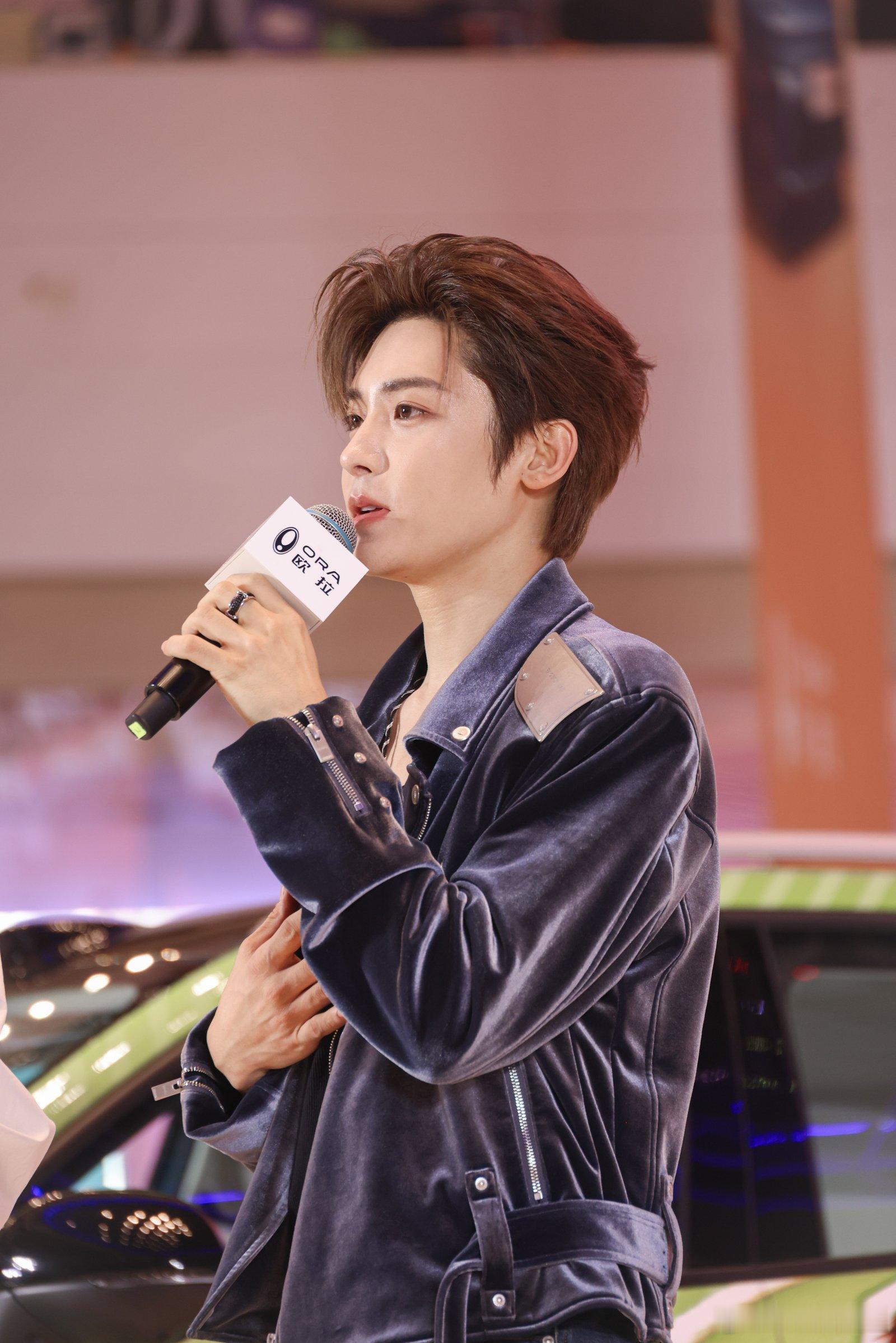 专属应援车藏满三重温柔！粉丝手工打造的小装饰、共创的专属车色，是细水长流的爱；侯