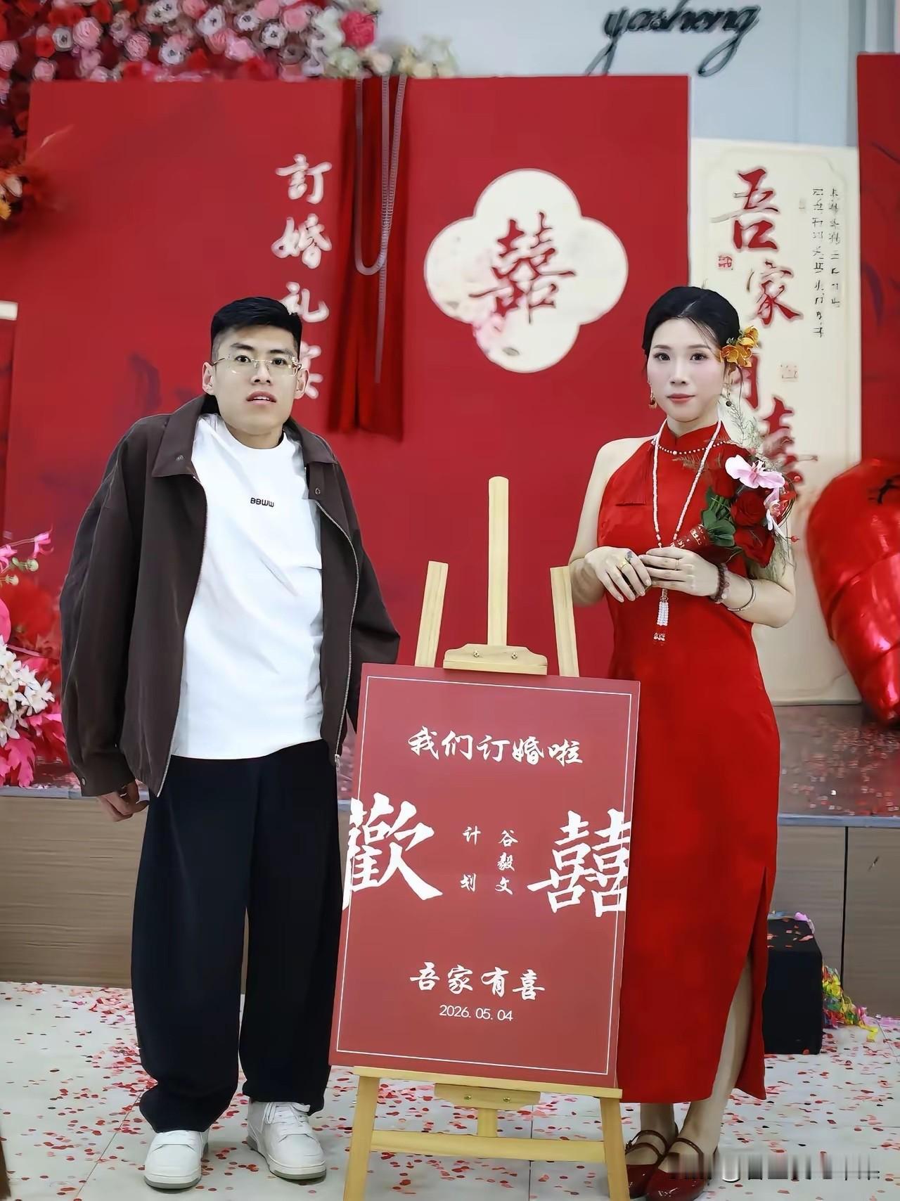 不怪小伙子一脸幸福，换谁谁不是！