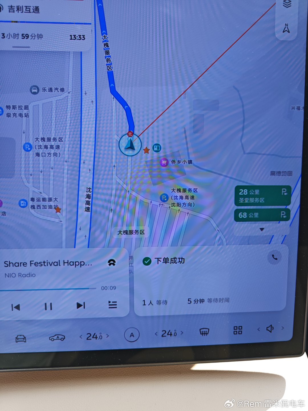 虽然同时到达了5台车，但是最晚的估计需要等待最多20分钟即可，记住这是包含排队时