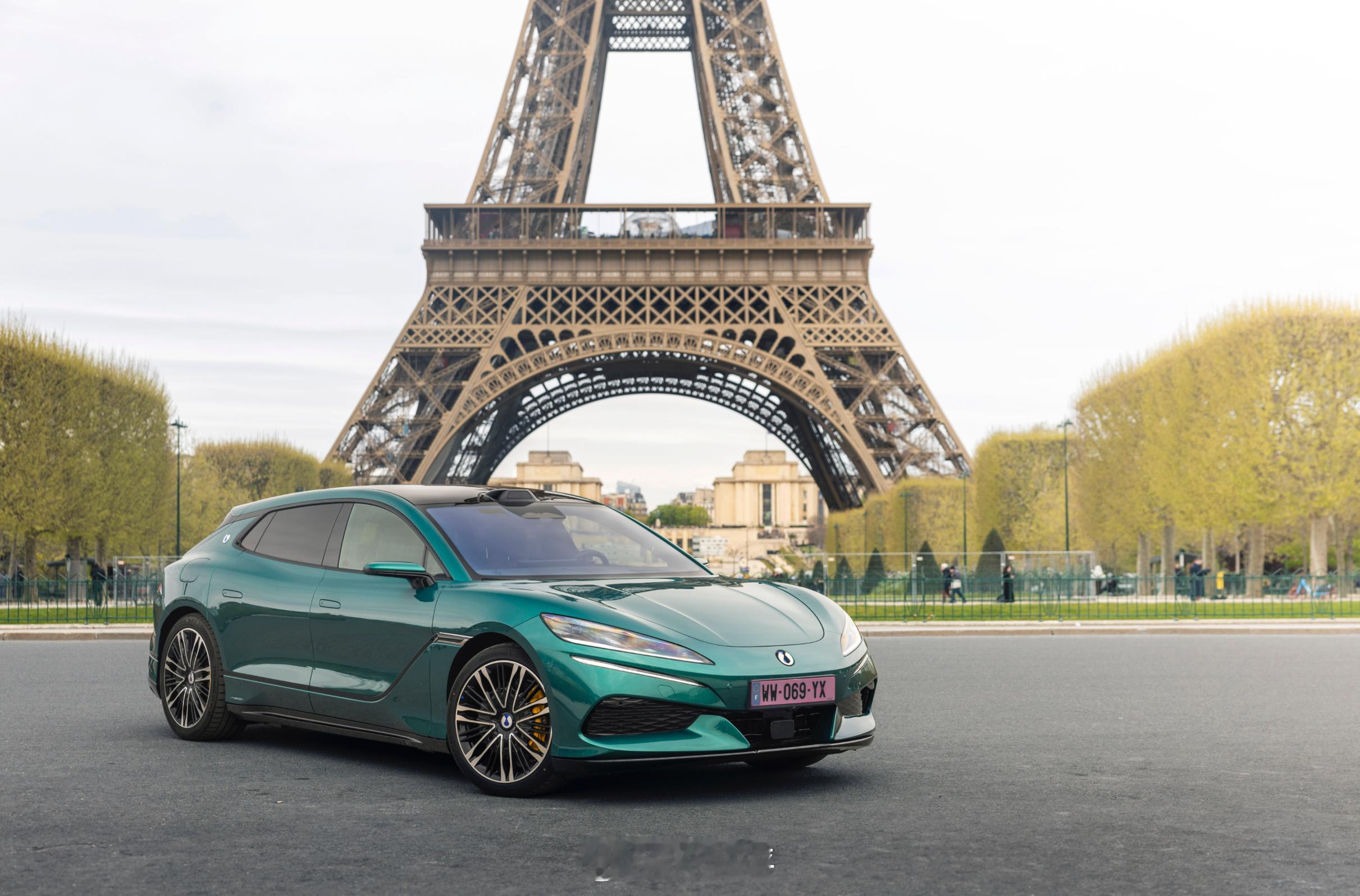 老铁们，你们敢信吗？追腾势Z9GT的人都排队到了法国。中国豪华车在巴黎歌剧院开发