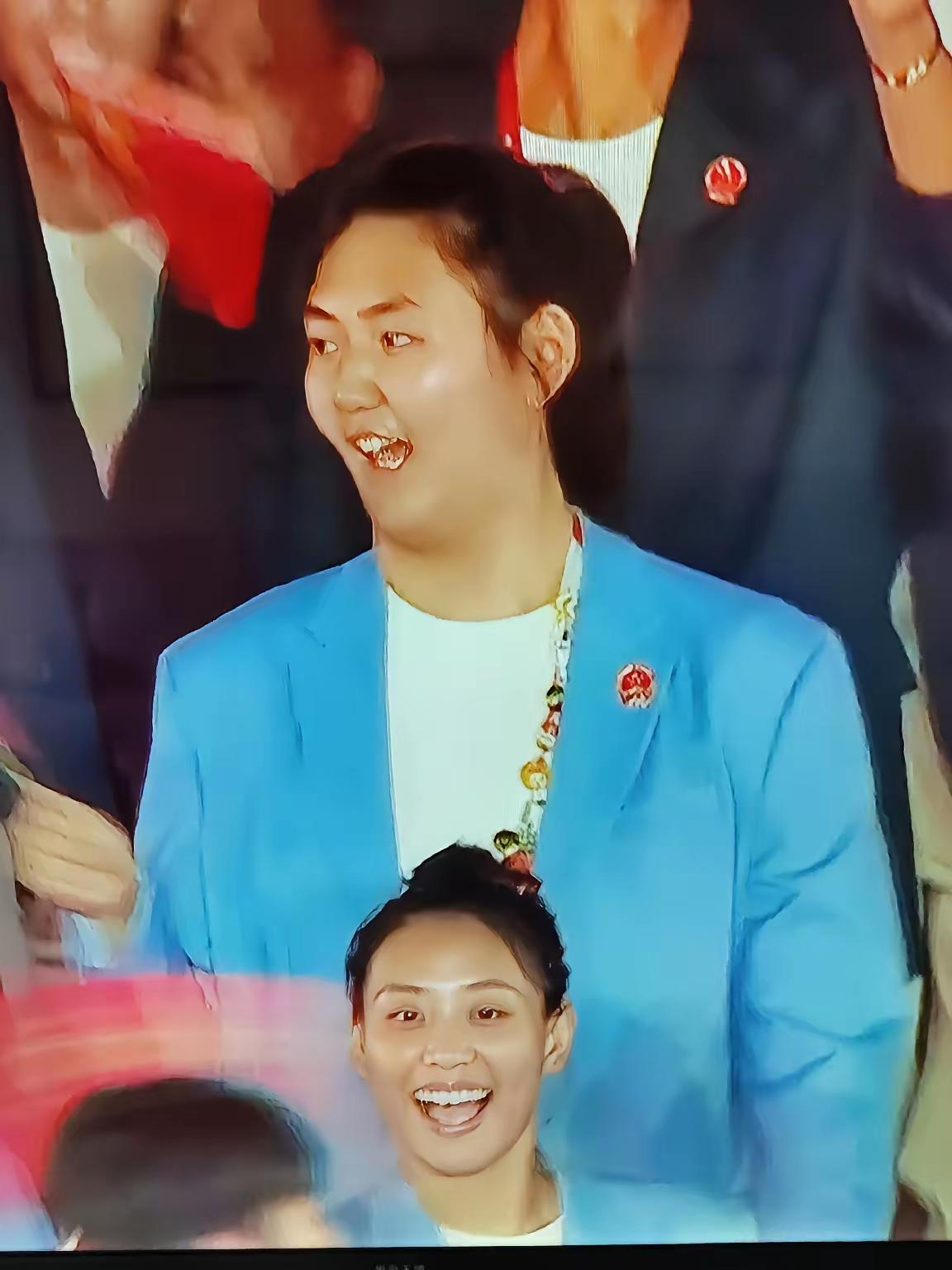 亚运会入场式，张子宇2.26米的身高在几千名运动员当中鹤立鸡群，无疑是最为惹人注