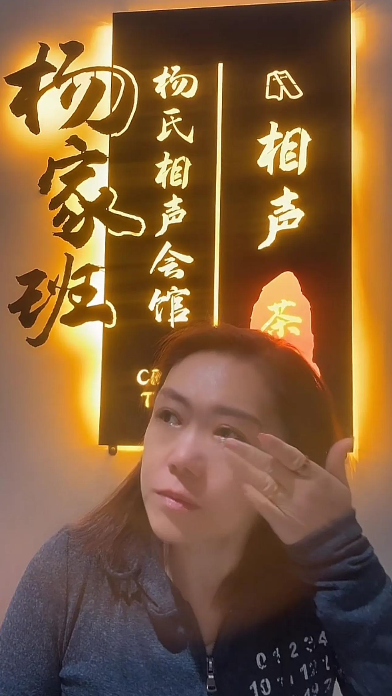 直播里孝顺到骨子里的儿子，关掉镜头可能连口水都不喂。
杨家孙女的爆料，撕开了豪门