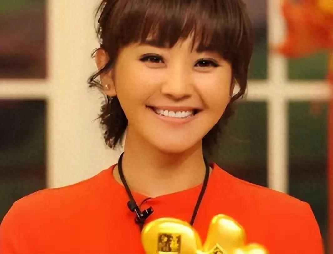 方琼原来不姓方，与领导闪婚生子，婚后分居多年，她过得幸福吗
在娱乐圈这片星光璀璨