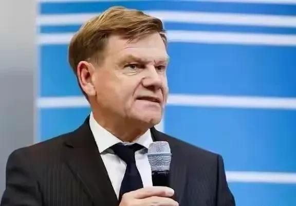 德国外长访问新加坡时说：永远跟随美国，不管我们如何受虐，也绝不会转投中国！

贝