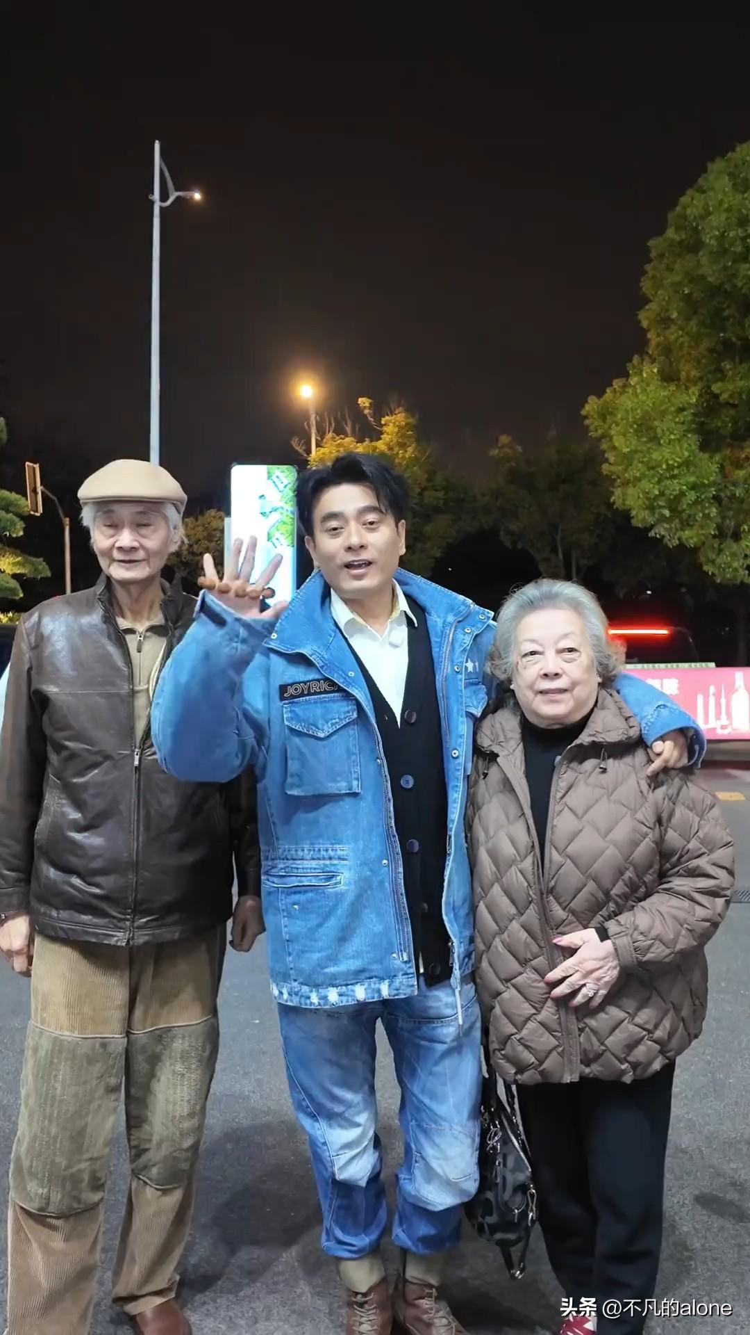 3月23日，陈龙更新生活日常vlog，他带着爸爸妈妈打卡了一家上海本地的海鲜餐厅