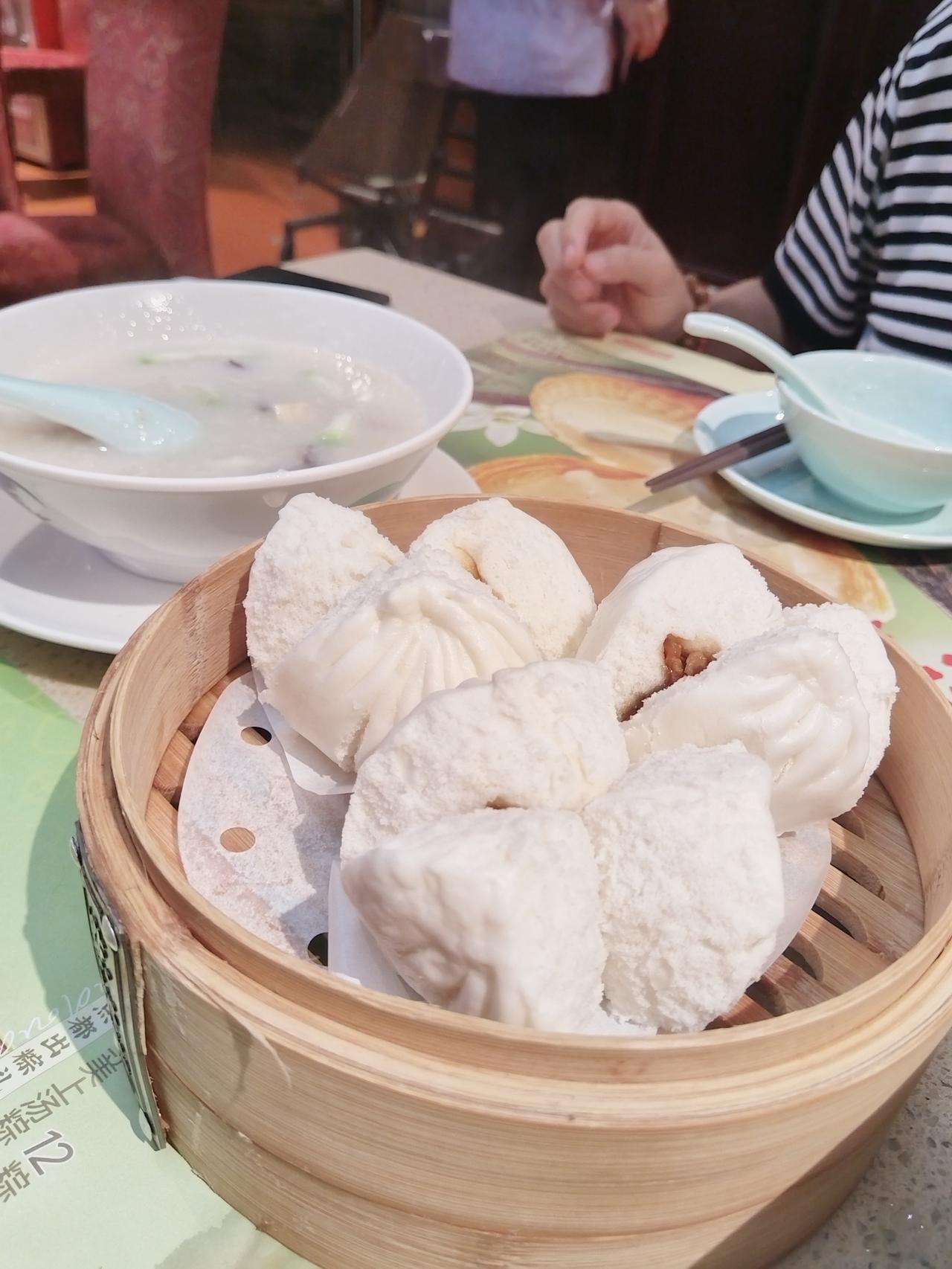 今天去广州酒楼饮茶，看到有三位80岁以上老人家在饮茶！

其中两位坐上轮椅，有一