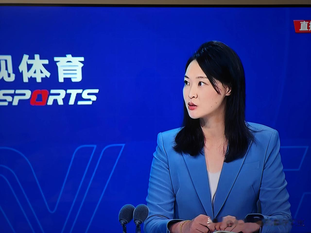 我看今晚的世界女排联赛的时候，巴西队与日本队的比赛已经开始了，看着比赛听着解说，