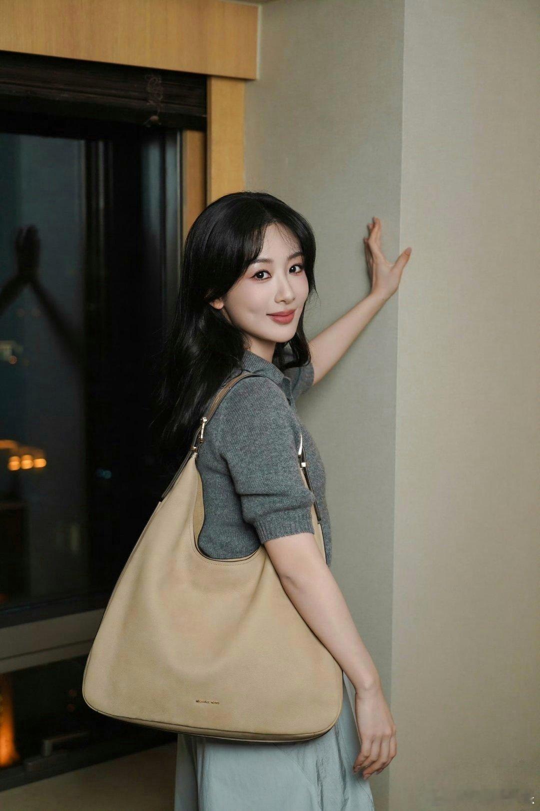 杨紫颜值气质俱佳，针织开衫配窗边夜景，温柔美好。 ​​​
