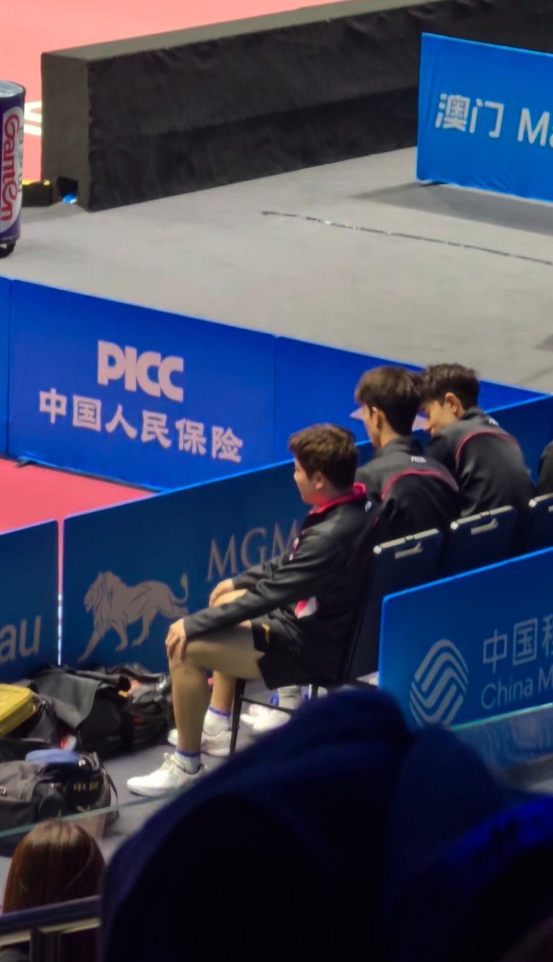 这是一张梁靖崑选手打完比赛坐下都很难的图片，来自于网络，这一刻大胖你在想什么呢，