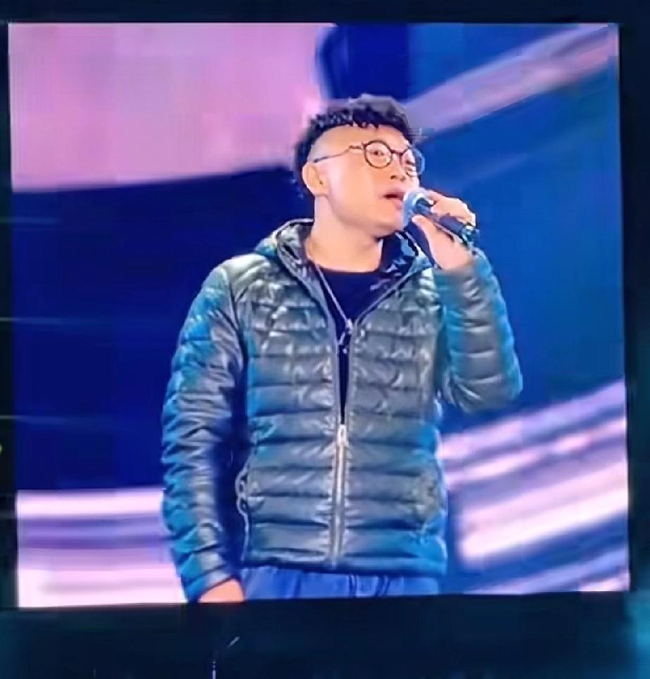 歌手穿羽绒服参加演唱会，是对舞台的不尊重，还是随性而为呢？
刷到好几个短视频，吐