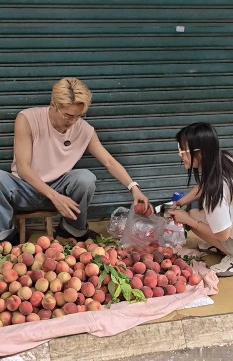 偶遇吴克群路边卖桃子从前唱情歌的歌手，如今现身农贸市场卖桃子，反差感满满，这样随