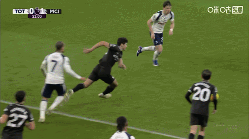 比赛第21分钟，胡桑诺夫禁区边缘铲倒加拉格尔，拿到一张黄牌，热刺获得前场任意球 