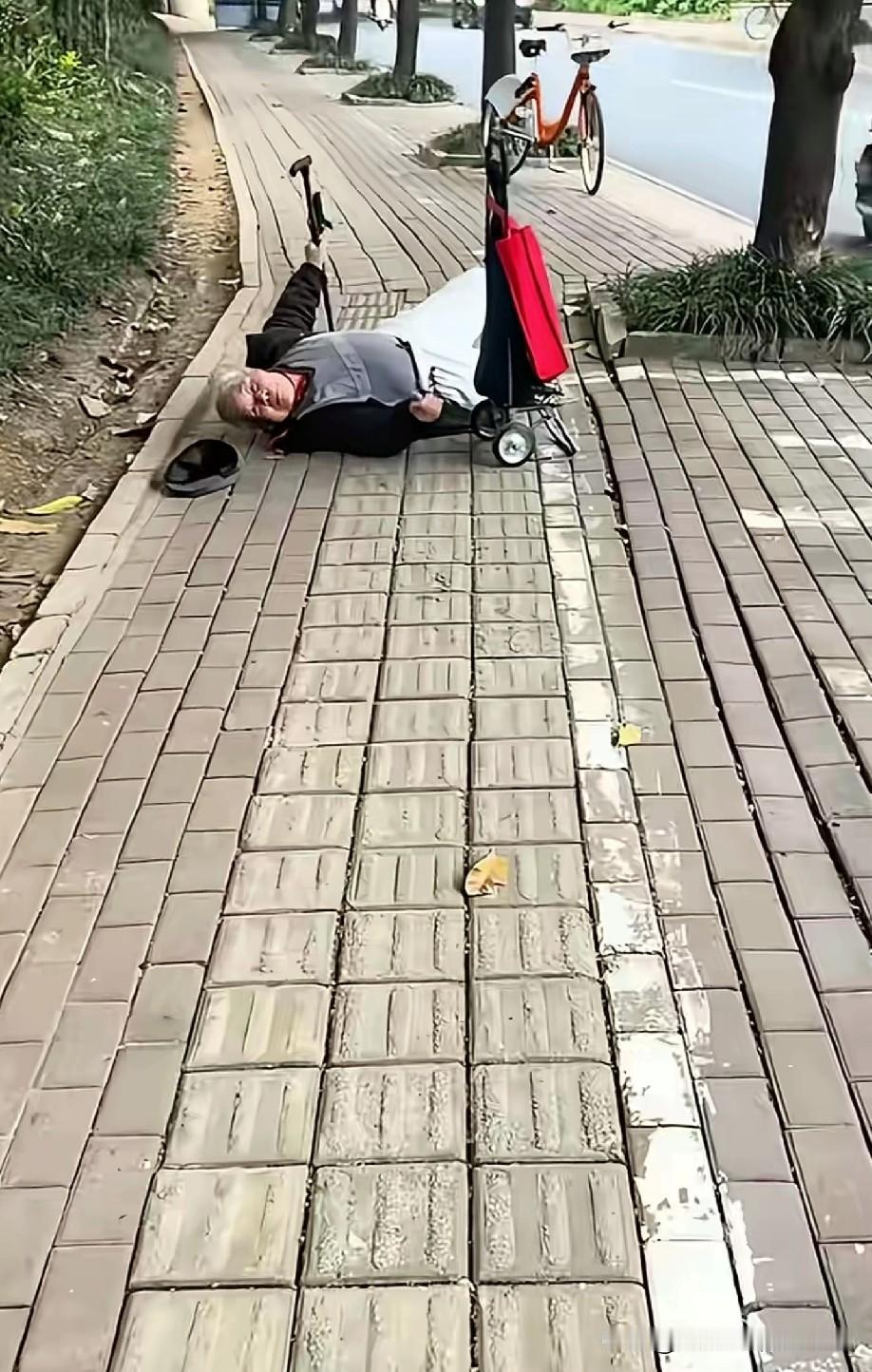 现在做点好事怎么就这么难呢？你不扶我不扶，人间正气，何时能扶起来？
     两