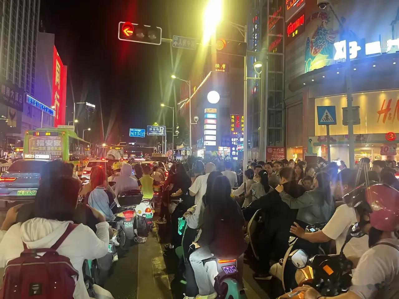 这个国庆节很快就要结束了，可以说南宁的旅游业赚得钵满盆满！

好多人去南宁玩，吃