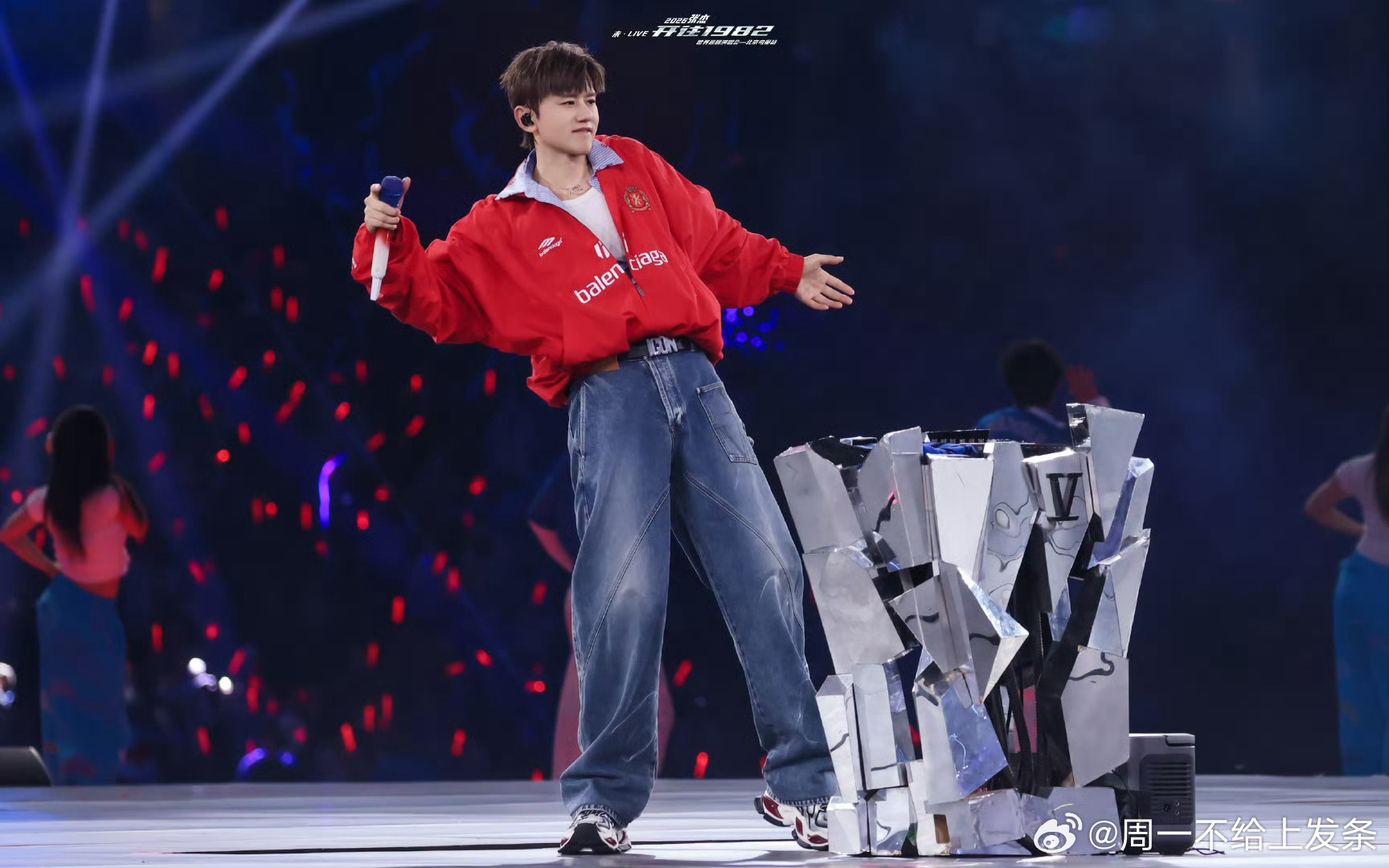 张杰鸟巢花车游行第一视角张杰鸟巢演唱会百米机械花车太震撼！邀请幸运歌迷同乘巡游，