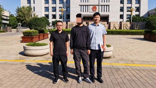 捉奸收情夫2.5万元，获刑半年又改判无罪，后申请423万元国家赔偿