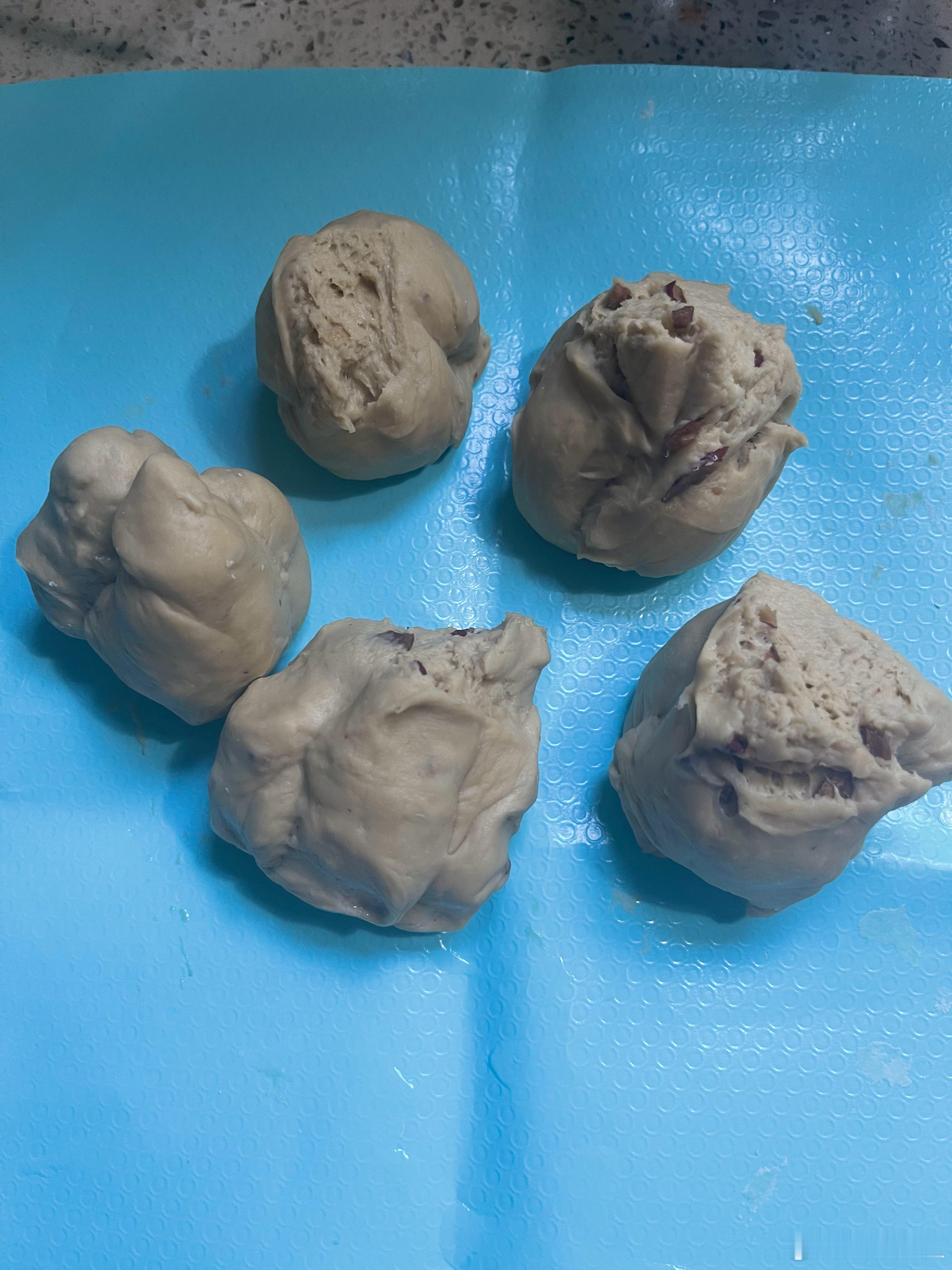 面团稍微揉了会，实在揉不动，而且也根本没有教程里写的气孔。揪了这五个丑八怪出来，
