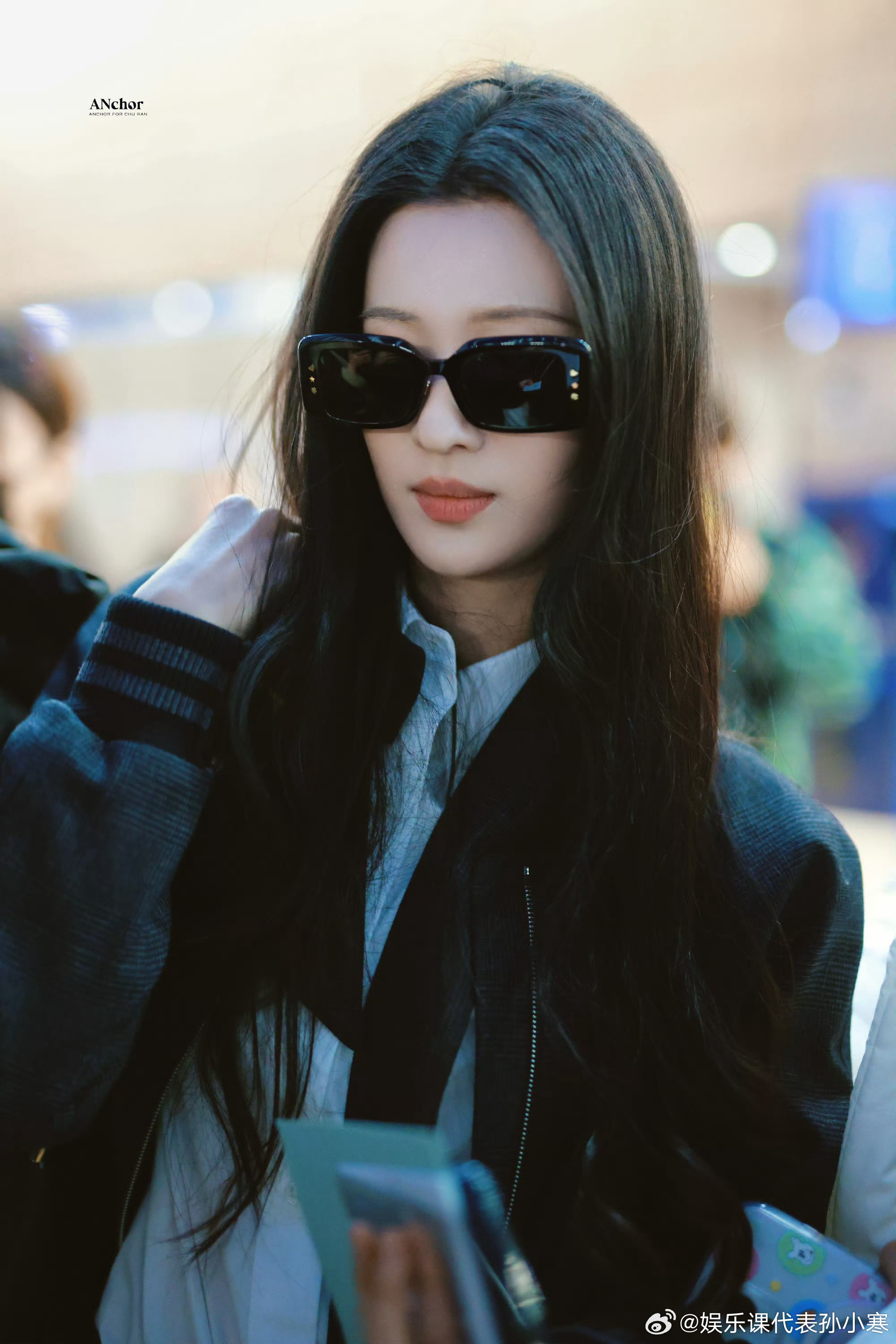 王楚然出发Dior巴黎大秀依旧黑皮衣美🚢出发Dior巴黎大秀咯~~王楚然出发时